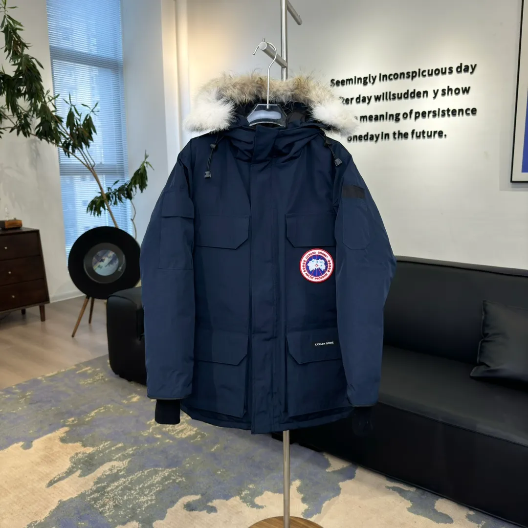 P800 Canada Goose "Canada Goose"🇨🇦 Beichen White / 08 Expedition Parka 4660M Product color: black, off-white, red, sand pink, sky blue, graphite gray, Beichen white, navy blue, sky blue, gray camouflage gray black label Product size: XS, S, M, L, XL, XXL The Expedition was originally a parka designed for scientists at the McMurdo Research Station in Antarctica. Whether your next journey takes you into the frozen urban jungle or across uncharted ice fields, wear Canada Goose's Expedition Parka and get proven results year after year in Antarctica by the National Science Foundation's Center for Polar Research.  Material list: 1⃣ Uses Y-shaped Velcro imported from Taiwan (exclusive in the market) 2⃣ Uses 18-count polyester-cotton blended fabric imported from South Korea (authentic synchronized fabric) 3⃣ National standard 80% white duck down, (zp uses 80% white duck down/90% of all boasts are fake) 4⃣ Western Canadian coyote hair (non-market dyed fox hair filled with wolf hair) Material analysis characteristics: 1⃣ The original/polyester-cotton fabric has a high polyester fiber content, and the polyester-cotton fabric has high heat and light resistance and good stability. It has bright colors, high fiber strength, durability, light resistance, heat resistance, and straightness. 2⃣ As we all know, the original version uses 80% white duck down. The fill power refers to the cubic inches of volume occupied by each ounce (30 grams) of down under certain conditions. If one ounce of down occupies 500 cubic inches, the fill power of the down is 500. So we can simply understand it as: fill power is the volume of down, and the volume of down is fill power. The higher the fill power of down, it means that under the same filling amount, down can fix a larger volume of air layer to keep warm and insulate, so the warmth retention of down is better. 3⃣ Western Canadian coyote hair, "large range of selected neck hair" is soft and fluffy, each wolf hair is 60-63 long / 14-16 wide at the peak, this width + preferred parts. It is basically unmatched by the same industry